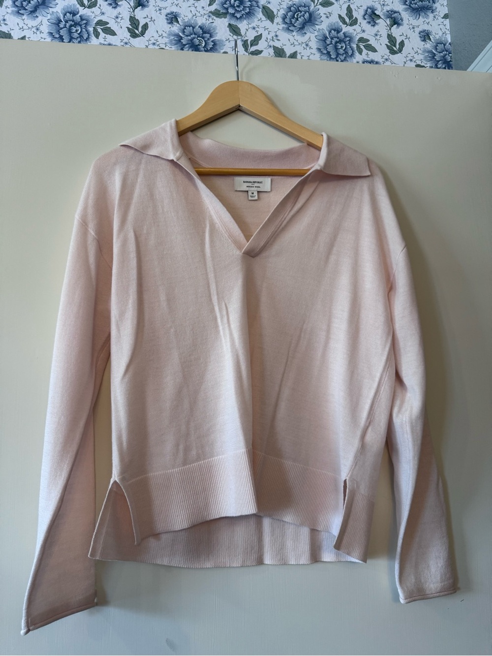 Banana Republic Pale Pink V-Neck Collared Lightweight Sweater